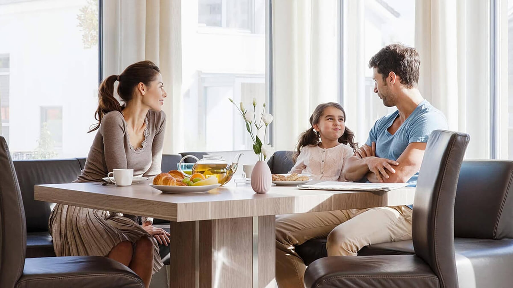 Familie beim Frühstück am Tisch
