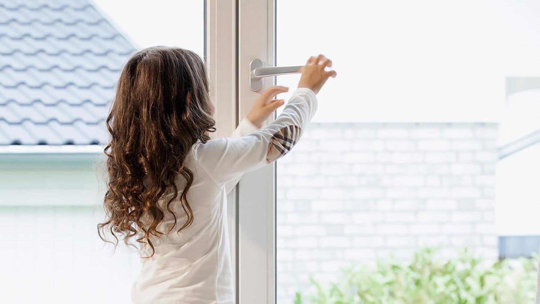 Kind öffnet Fenster – Schröder Elementbau