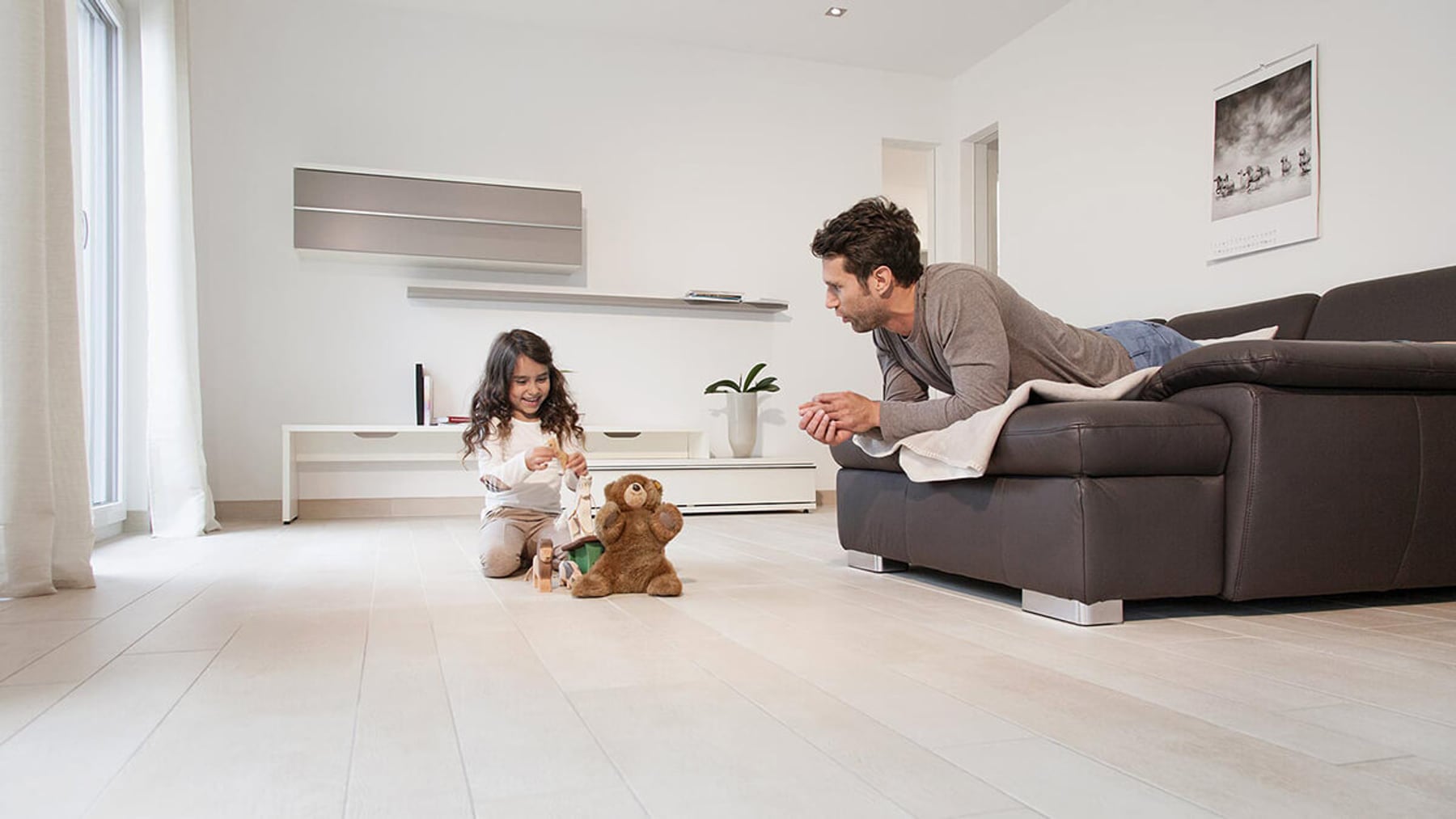 Vater und Kind im Wohnzimmer – Schröder Elementbau