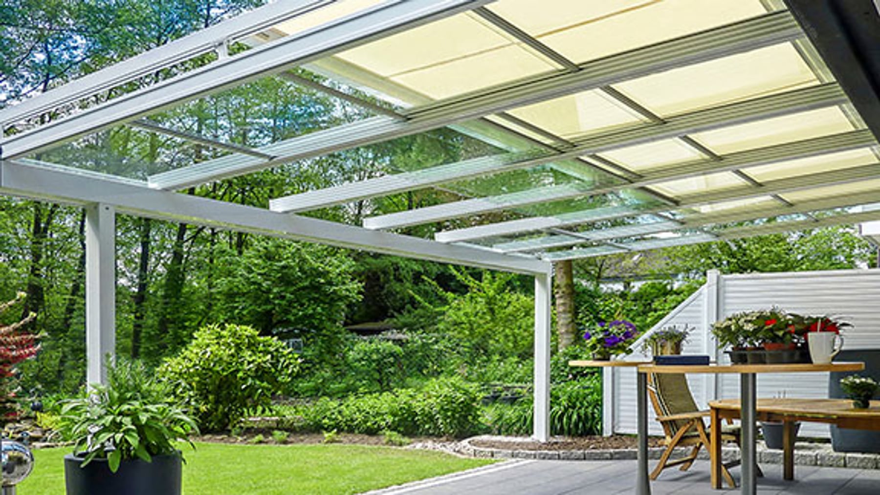 Terrassenüberdachung mit Garten – Schröder Elementbau